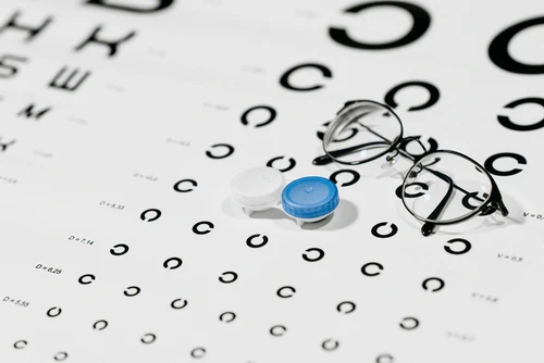Bild mit Brille und Sehtest darunter